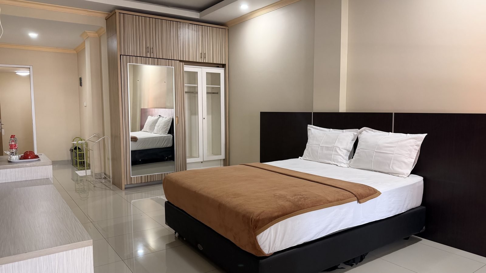 Suite Double dengan kasur besar dan lemari pakaian
