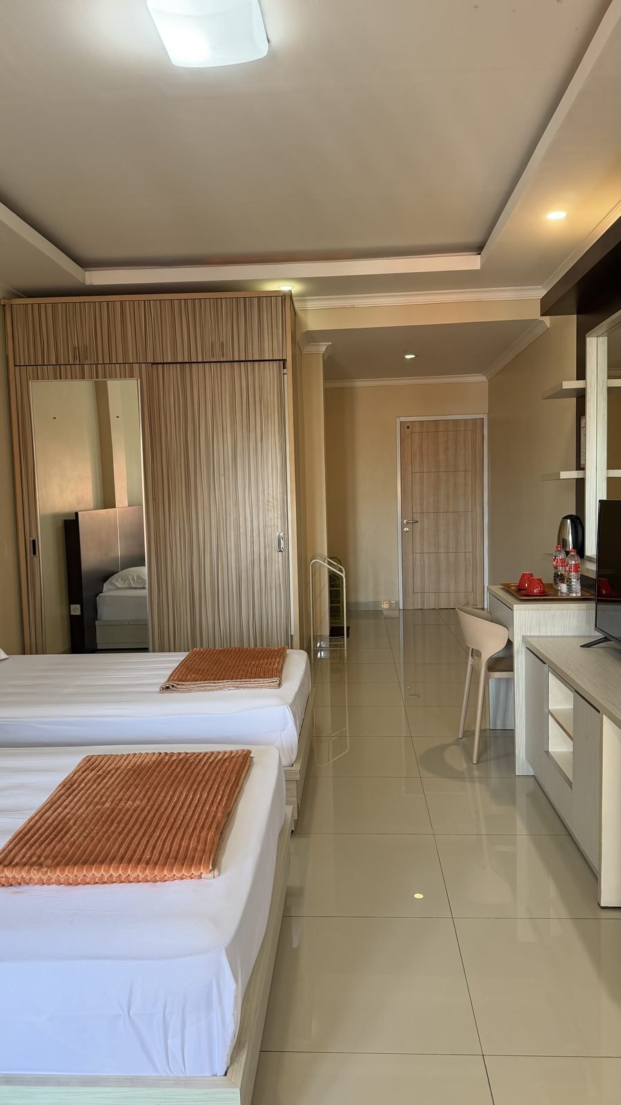 Suite Twin yang lapang dengan meja kerja