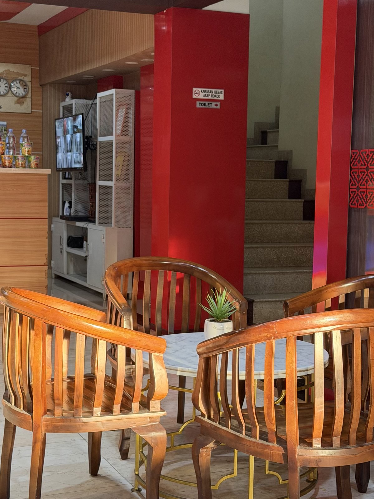 Ruang duduk di lobi dengan kursi kayu